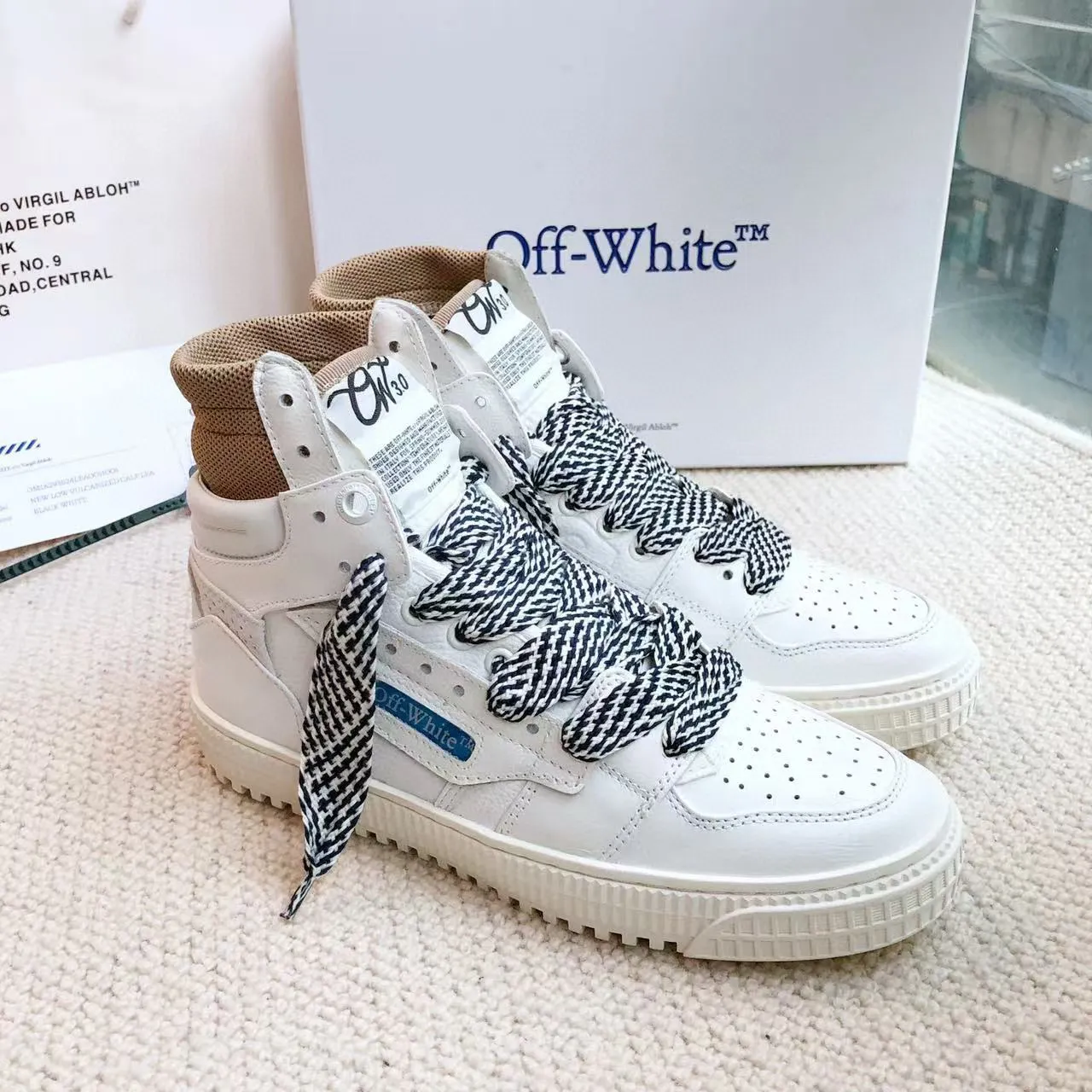 Men's shoes💰620 OFF WHITE ⚡️Couple style⚡️🍓New color🍓 The latest spring model of Gaobang street casual Martin style masterpiece, released the highest quality version on the market 👊 Series original mold opening, original lasting, production technology 1:1 original ➰🔜The best choice for more and more celebrities and Internet celebrities🔸In the classics Changes in the code🔸Innovate in the trend🔸Strive to break away from the shackles of bad street design🔝Although he is not the originator of fashion design, he is definitely a shining dark horse in avant-garde design🐴🆙Do not follow the trend🔅Not universal beauty🔅 Fabric💯First-layer cowhide Lining💯Imported skin-friendly and environmentally friendly polyester mesh Foot pads💯Original molded high-elastic environmentally friendly molding pads Midsole💯Original sleeve lasting process Outsole💯Rubber outsole Packaging💯Official website synchronizes a full set of packaging (brand wrapping paper, brand certificate, brand bag) code number 35-44, 45 customized
